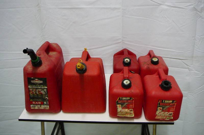 lot 4 image: Lot of gas cans