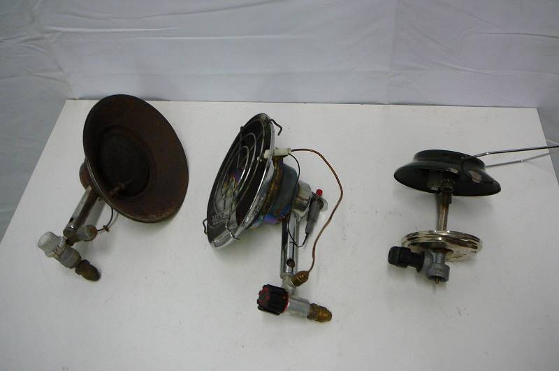 lot 14 image: MR Heaters and lantern 3 count