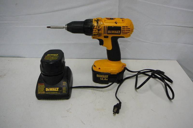 lot 22 image: Dewalt 14.4 v Drill and Charger DC728 Works