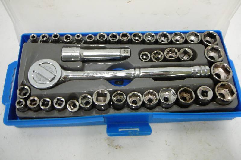 lot 37 image: 38 Drive Socket Set