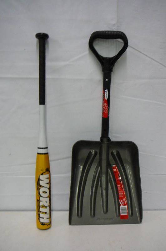 lot 61 image: Telescoping Snow Shovel Alum Bat (worth 28 18oz)