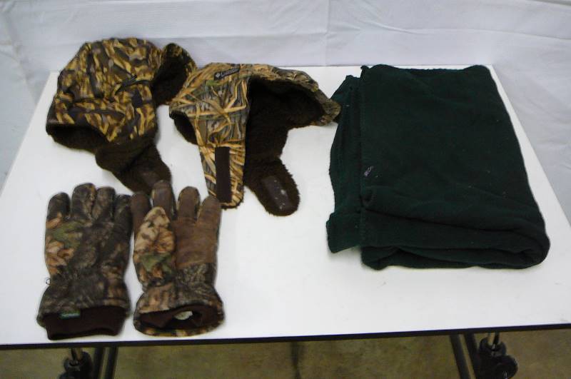 lot 65 image: Columbia Camo Hats LXL Cabelas Thinsulate Gloves Medium Green Blanket