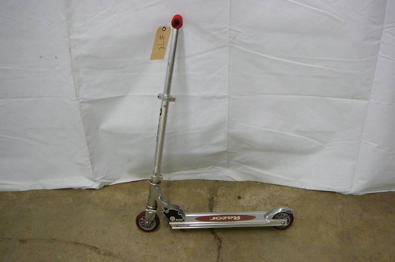lot 78 image: Razor