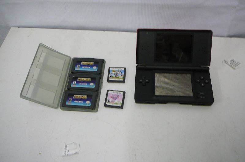 lot 82 image: Nintendo DS lite case with games