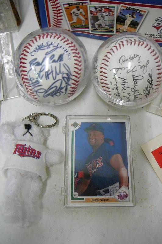 lot 92 image: Baseball collectable cards - Twins signed Balls