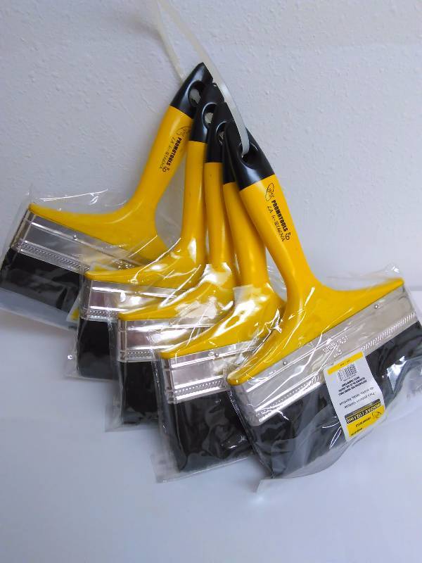 lot 25 image: 6 Paint Brushes (5) by Promo Tools