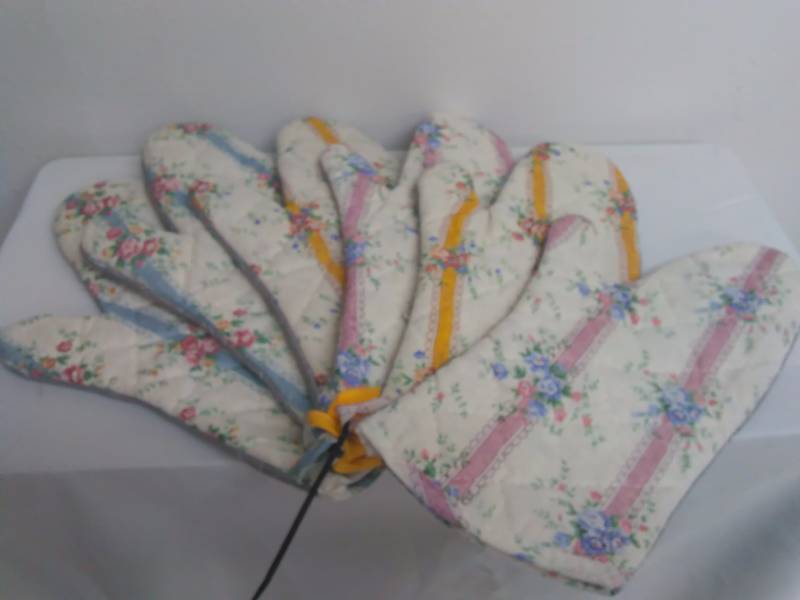 lot 97 image: Oven Mitt (6)