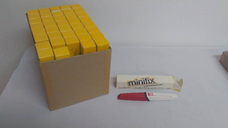 lot 196 image: Mini Screwdriver (40)