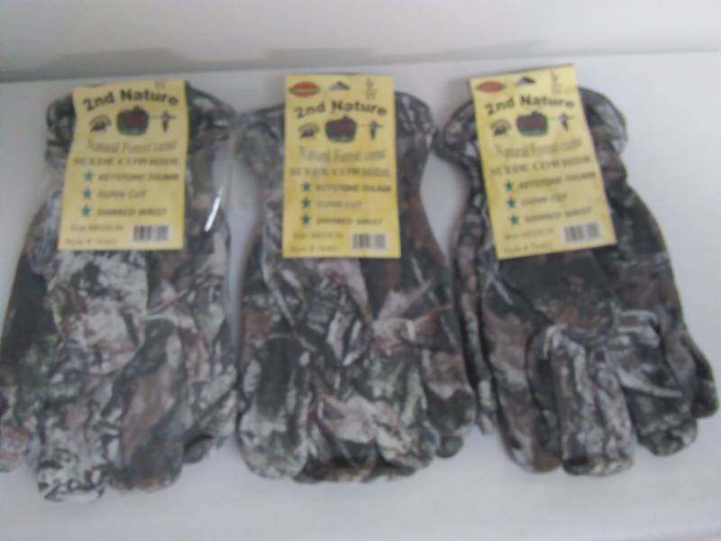 lot 225 image: Gun cut Cordova Gloves, ( 3 pr.) Camouflage, Suede, Mens Medium