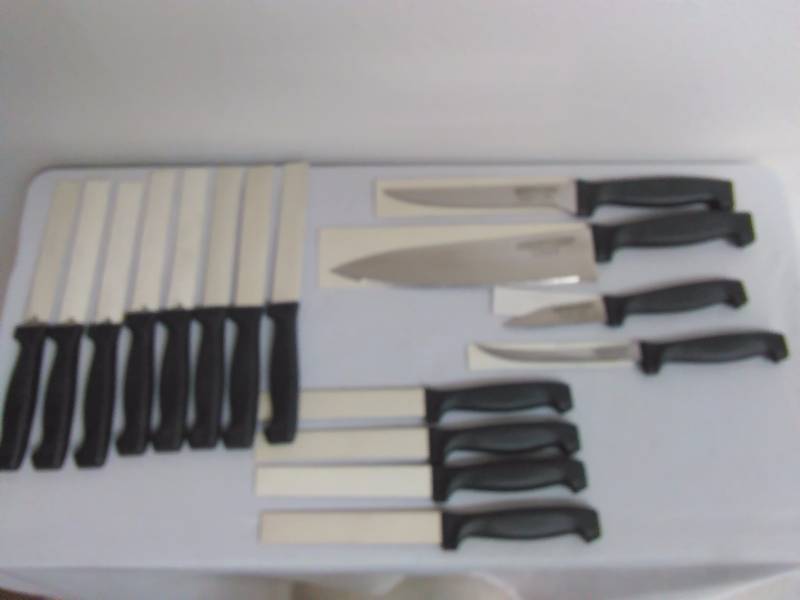 lot 264 image: Forever Sharp Knife Set  See description for details.