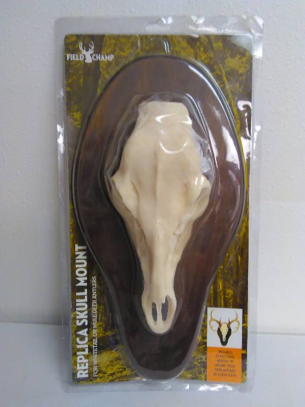 lot 273 image: Replica Skull Mount