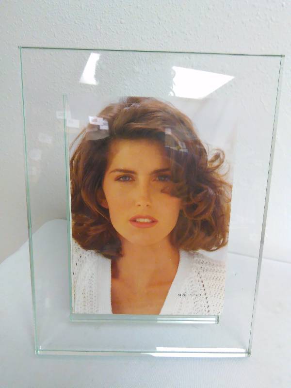 lot 274 image: Simson Giftware Glass Picture Frame, 5 x7