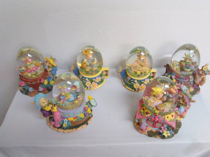 lot 285 image: Easter Water Globes (6) Simson Giftware