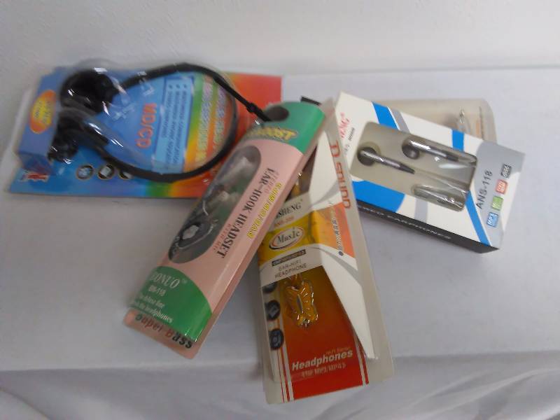 lot 329 image: Earphones and Ear Bud Variety (5)