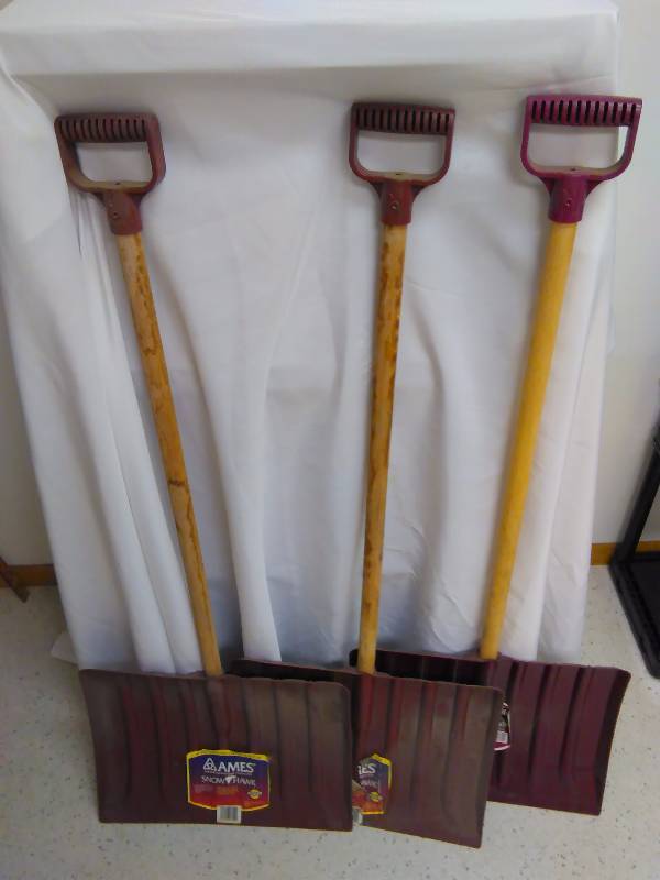 lot 20 image: Ames Snow Hawk Snow Shovels (3)