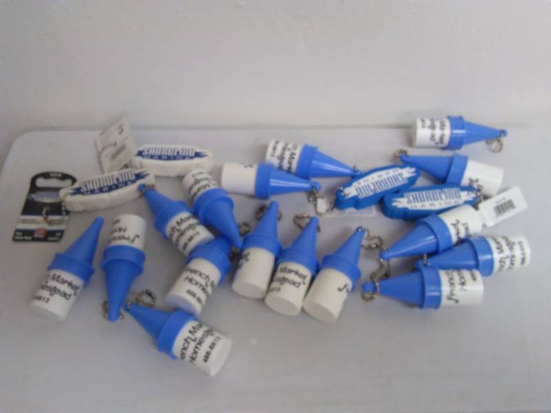 lot 376 image: Floating Keychains (20)