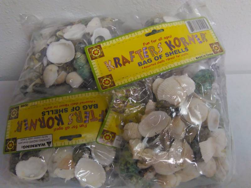 lot 379 image: Sea Shells for crafters or dcor accent (10 pkgs.)