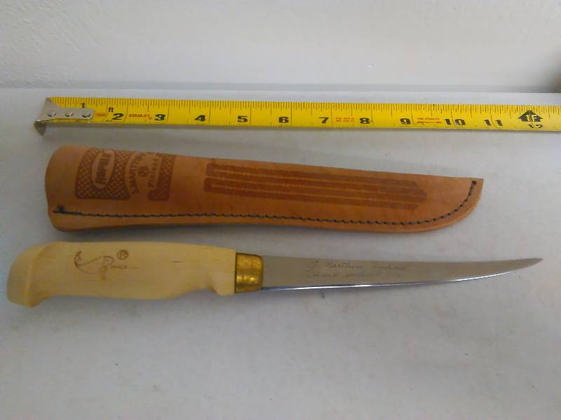 lot 405 image: Rapala 6 in. Blade, Wood Handle with leather case