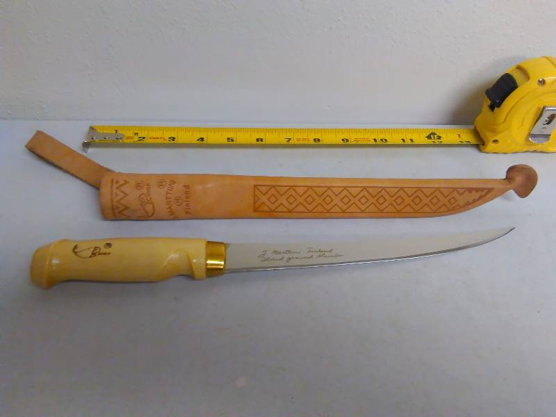 lot 406 image: Rapala 6 in. Blade, Wood Handle with leather case Rapala 9 in. Blade, Wood Handle with leather case