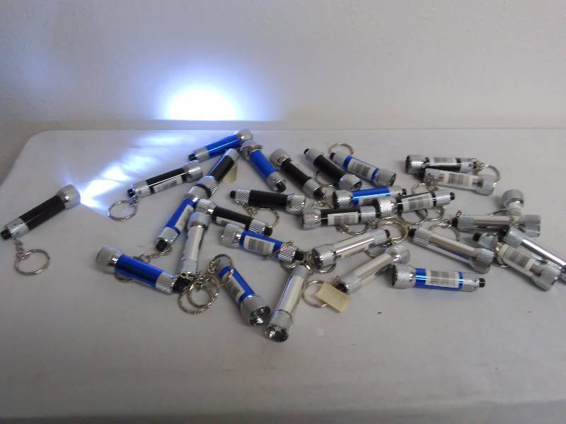 lot 411 image: 5 LED Mini Flashlight (30), batteries included, working