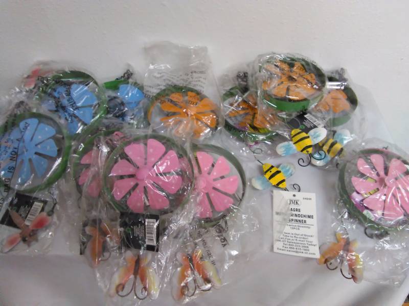 lot 419 image: Metal Wind Chimes (12) 4 ea. Blue Pink Orange