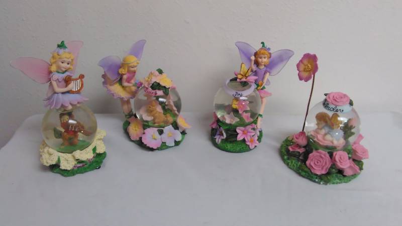 lot 445 image: Fairy Water Globes (4)