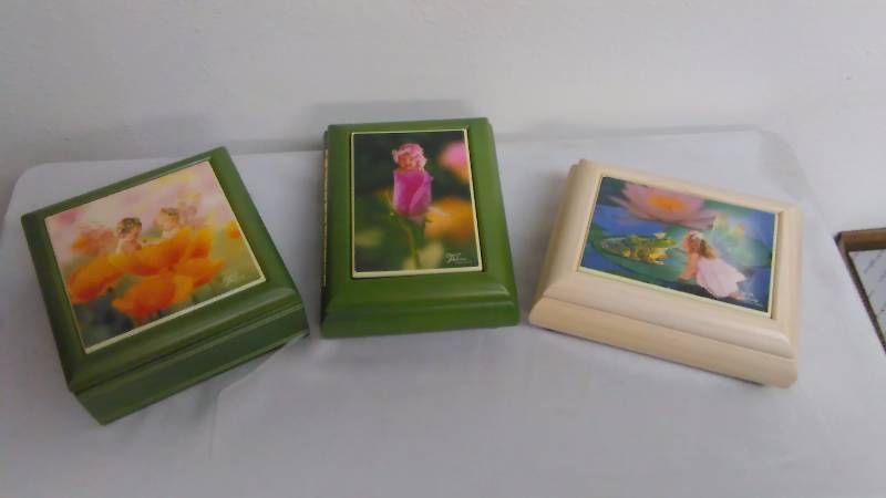 lot 446 image: Musical Jewelry Boxes (3)