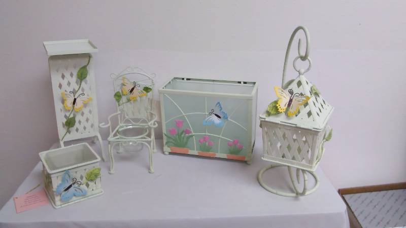 lot 447 image: Metal Candle Holder Set (5)