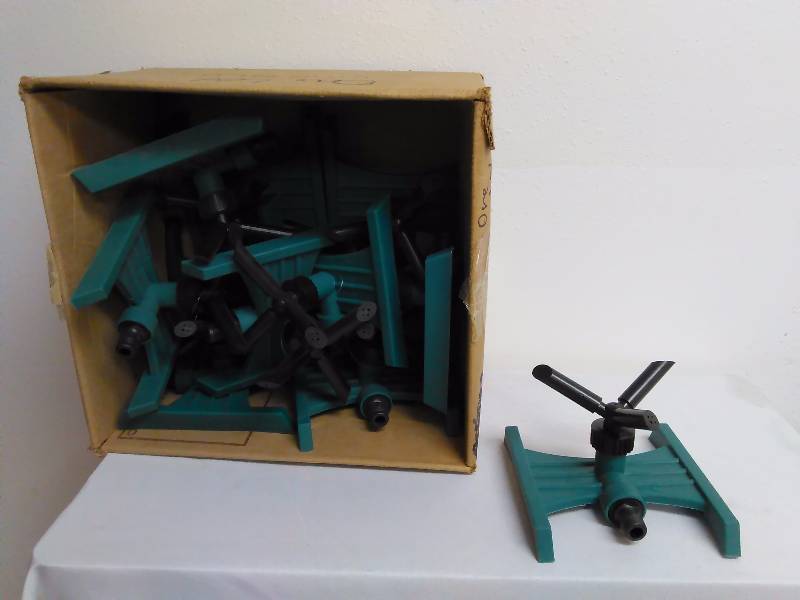 lot 450 image: Water Sprinklers (12) 3 Arm, Twirling