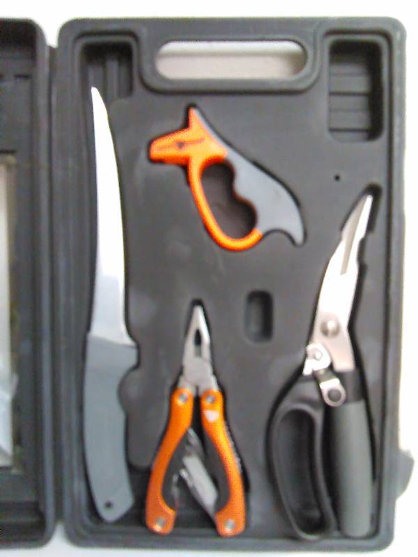 lot 472 image: South Bend Sportsman Tool Kit, multi tool, scissors, filet knife in carry case