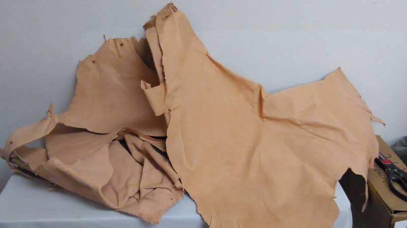 lot 488 image: Scrap Leather - for crafting and projects, see pictures for full detail