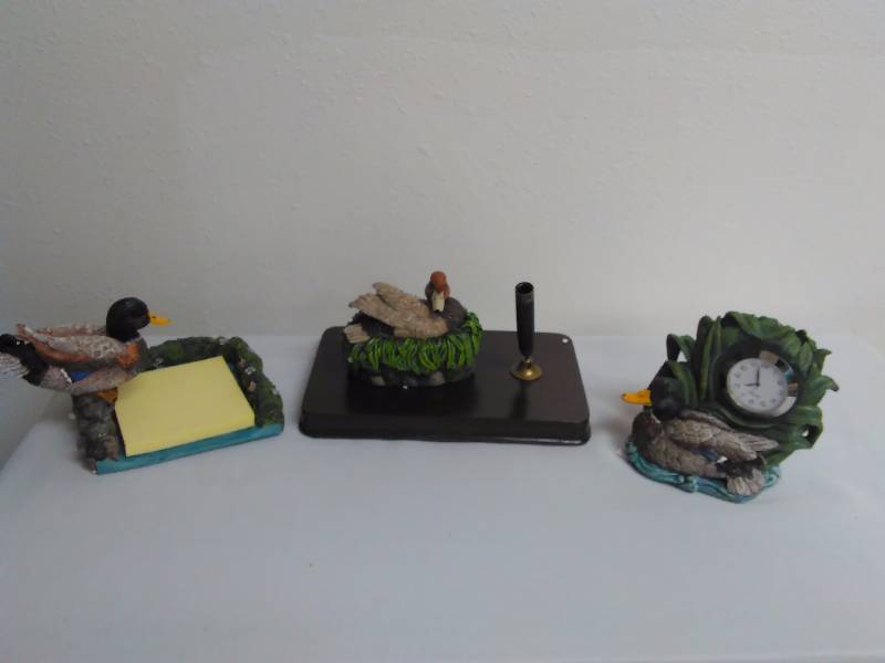 lot 529 image: Duck Wild Life Desk Set  Post it holder, Pen Holder, and Clock, Resin