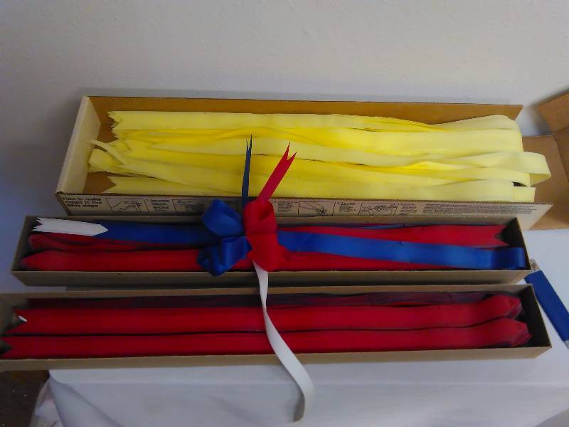lot 545 image: 3M Pom Burst Bow Maker (1) 100 ct. box and 3M Butterfly Bow Maker (2) 100 ct. box