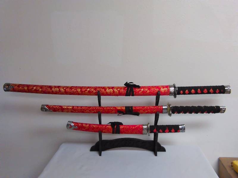 lot 546 image: Set of 3 decorative swords - on a stand