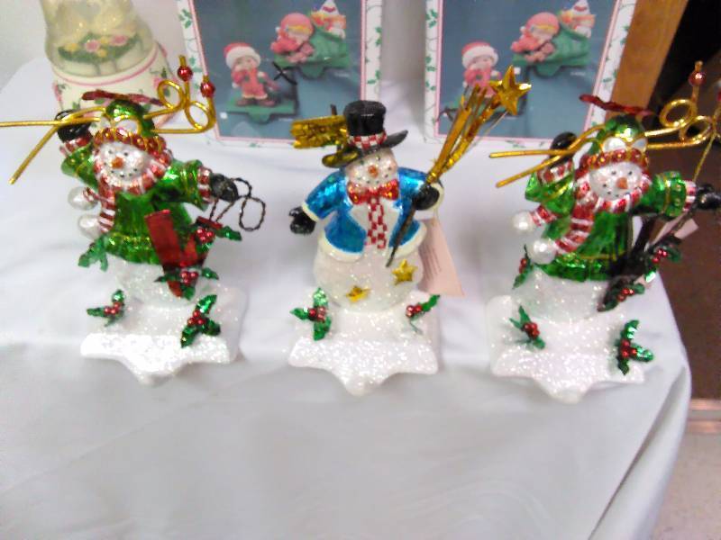 lot 284 image: Assorted Christmas Dcor (9) Snowmen (3) Metal Wall Art (2) Elf Figurines (3) Bell music box