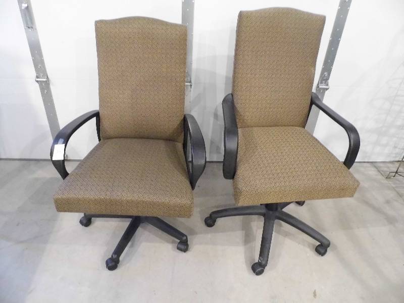 lot 24 image: 2 Office Desk Chairs