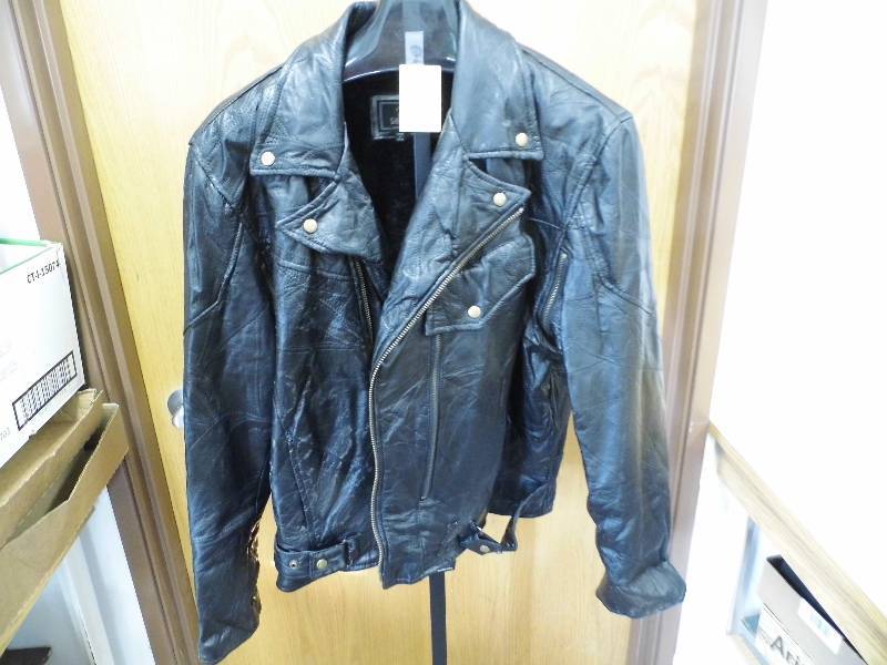 lot 51 image: Mens Leather Jacket
