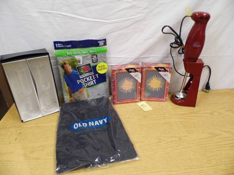 lot 73 image: Wolfgang Puck Hand Blender - T-Shirt, Pants