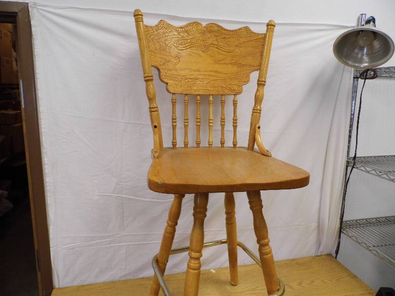 lot 76 image: Oak Bar Stool, Childrens Chairs, Shower Chair