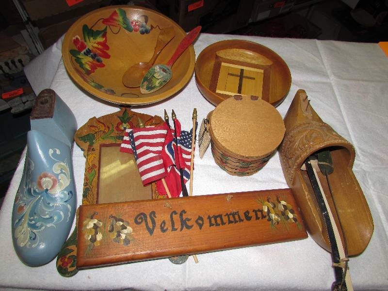 lot 42 image: Wooden Dcor items
