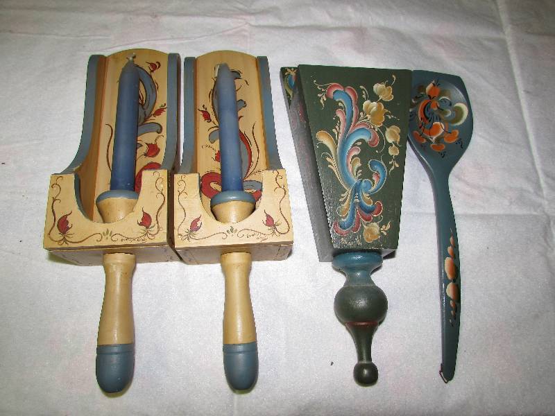 lot 48 image: Wooden Dcor, rosemal painted. Candy stick holders, spoon and wall pocket