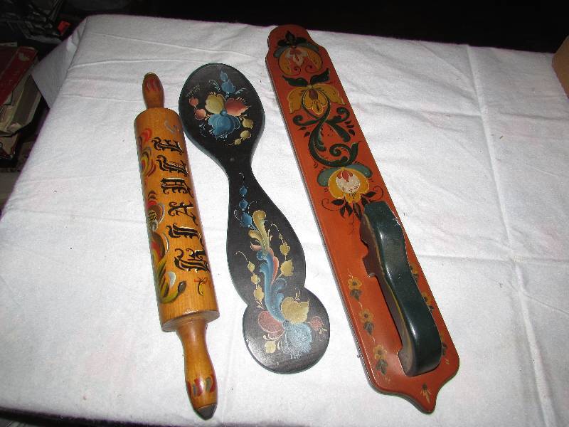 lot 55 image: Wooden Dcor with rosemal painting