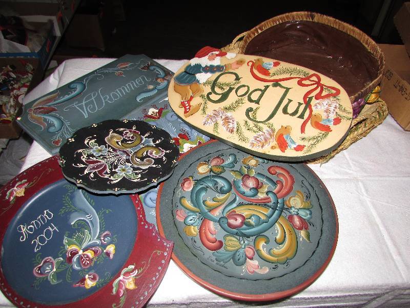 lot 58 image: Rosemal painted wood wall dcor plates and 3 baskets