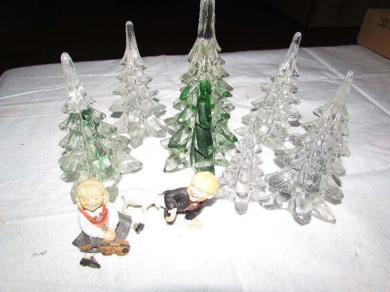 lot 63 image: 6 glass trees and a pair of figurines, Candy Designs, Norway
