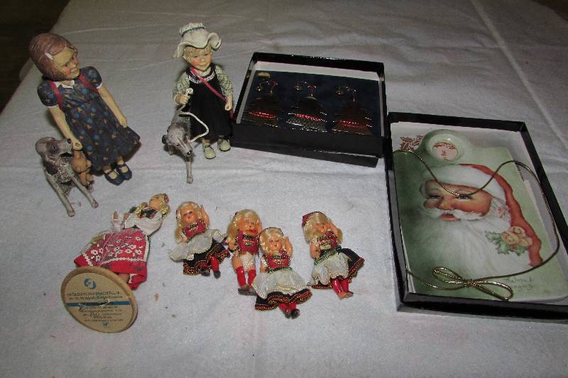 lot 65 image: Figurines, small dolls and Ornaments