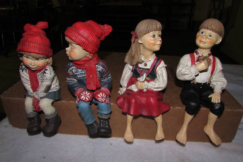 lot 66 image: 2 pairs of boy and girl shelf sitter figurines