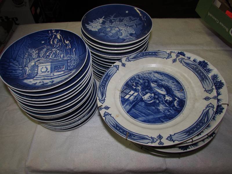 lot 72 image: Plates, lots and lots of collector Plates, many designs, blue and white