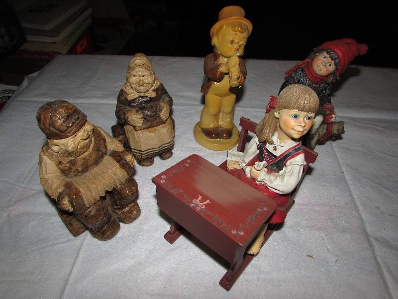 lot 74 image: Figurines