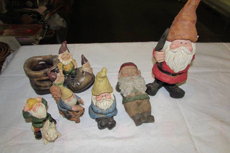 lot 78 image: Troll figurines