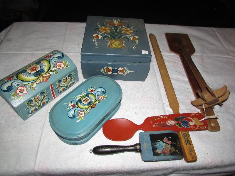 lot 108 image: Rosemal Painted dcor items, trinket boxes